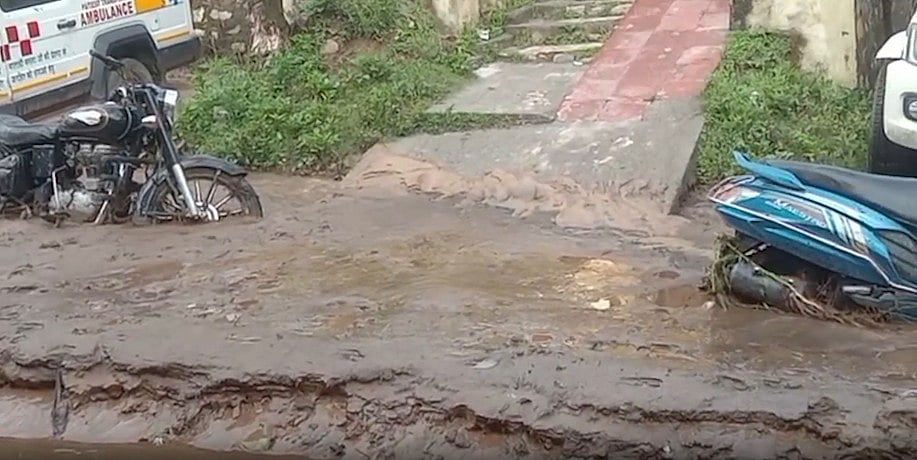 उत्तराखंड में बारिश बनी आफत! चमोली में मलबे का सैलाब, सड़कें-दुकानें और गाड़ियां चपेट में