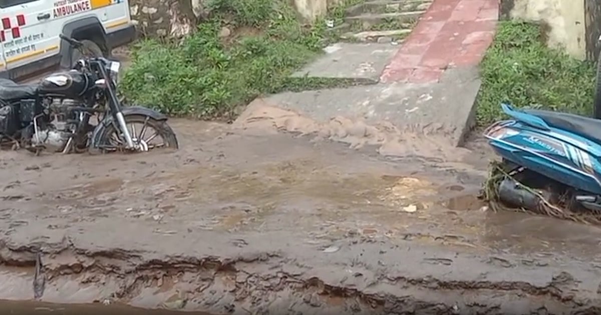 उत्तराखंड में बारिश बनी आफत! चमोली में मलबे का सैलाब, सड़कें-दुकानें और गाड़ियां चपेट में