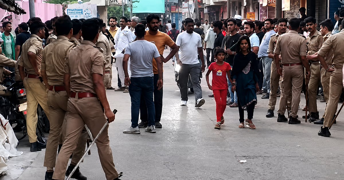 उत्तर प्रदेश: एटा में मोहर्रम जुलूस के दौरान बड़ा हादसा, हाईटेंशन लाइन से टकराया ताजिया, एक युवक की मौत