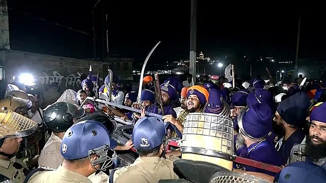 देहरादून: प्रेमनगर में बैरिकेडिंग करती रही पुलिस, दूसरे रास्ते शहर में घुसे निहंग, 2 घंटे तक पुलिस-प्रशासन के छूटे पसीन