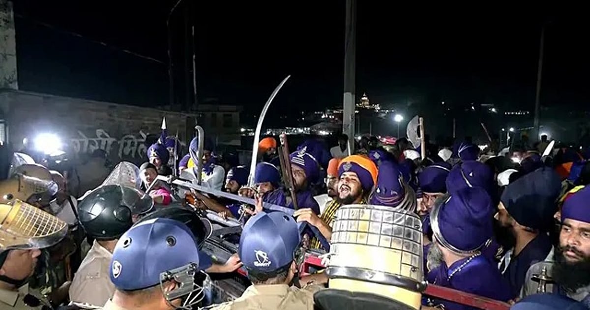 देहरादून: प्रेमनगर में बैरिकेडिंग करती रही पुलिस, दूसरे रास्ते शहर में घुसे निहंग, 2 घंटे तक पुलिस-प्रशासन के छूटे पसीन