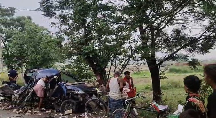 बिहार: कार के पेड़ से टकराते ही सड़क पर बिखरीं शराब की बोतलें, बोरे-गमछे और थैले में भरकर ले गए