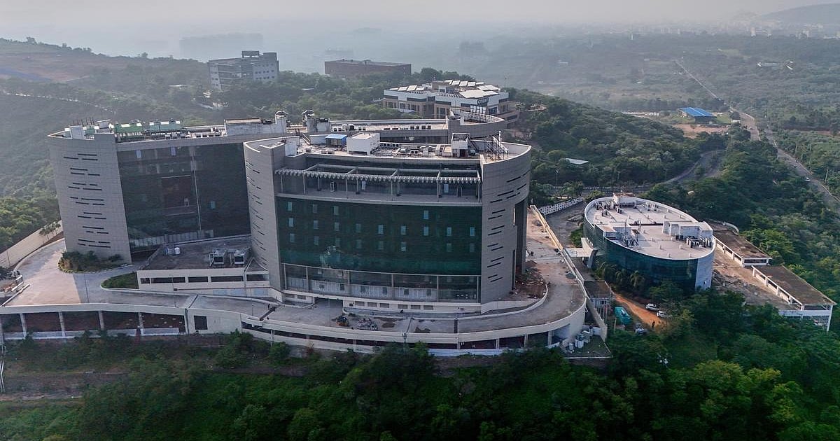 विशालकाय डेटा सेंटर: धरती का जल निगलने वाला कारोबार