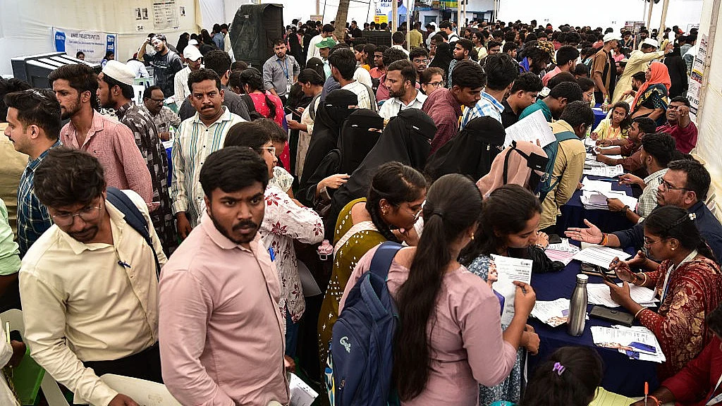 18 जून 2026 को हैदराबाद में कांग्रेस पार्टी द्वारा लगाए गए रोजगार मेले में युवाओं की भारी भीड़ जुटी (फोटो : Getty Images)