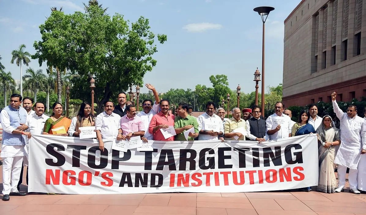 आकार पटेल / एनजीओ पर शिकंजा कसने के लिए कानून के बजाए नियमों का सहारा लेती सरकार ! 