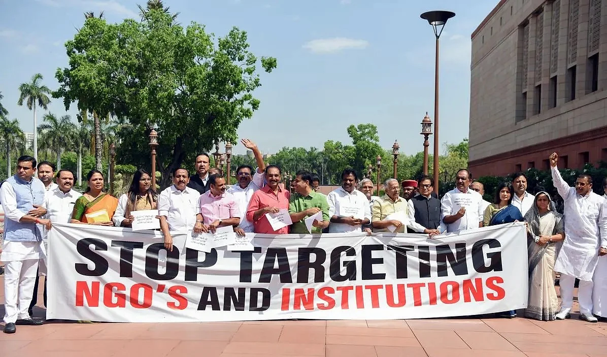 आकार पटेल / एनजीओ पर शिकंजा कसने के लिए कानून के बजाए नियमों का सहारा लेती सरकार ! 