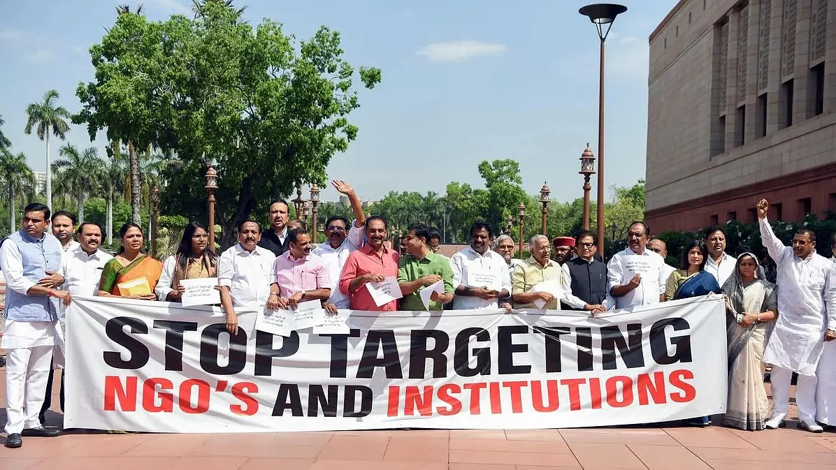 एनजीओ और संस्थाओं को निशाना बनाए जाने के खिलाफ विपक्ष लगातार विरोध करता रहा है