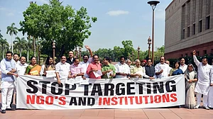 आकार पटेल / एनजीओ पर शिकंजा कसने के लिए कानून के बजाए नियमों का सहारा लेती सरकार !