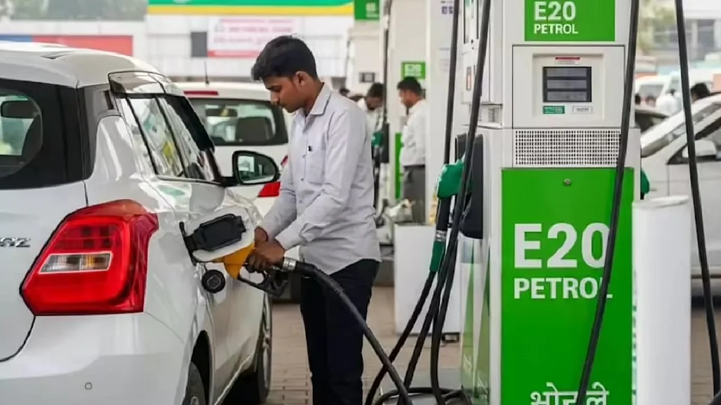 सर्वे से E20 पेट्रोल पर उठे गंभीर सवाल, माइलेज में आ रही भारी गिरावट, गाडियों की लाइफ को भी नुकसान