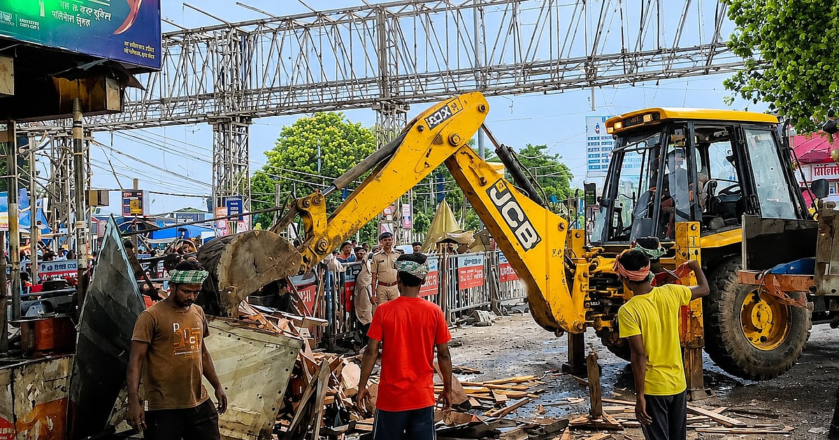West Bengal: TMC नेता शौकत मोल्ला के बेटे के कैफे पर बुलडोजर एक्शन, सरकारी जमीन पर अतिक्रमण का आरोप