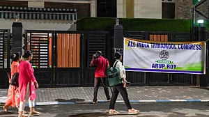 बंगालः ऋतब्रत गुट का टीएमसी मुख्यालय पर कब्जा, पार्टी की राजनीतिक पहचान पर दावे की लड़ाई हुई तेज