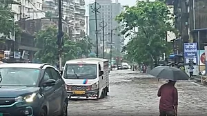 मुंबई समेत आसपास के जिलों में मूसलाधार बारिश