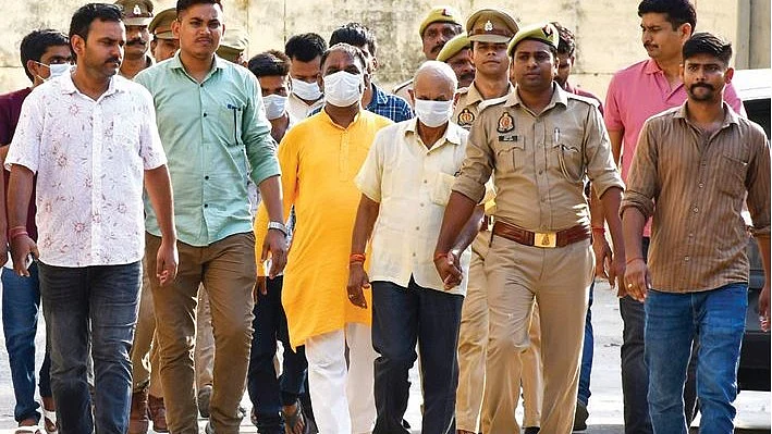राम मंदिर चंदा चोरी के अभियुक्तों को गिरफ्तार कर ले जाती उत्तर प्रदेश पुलिस