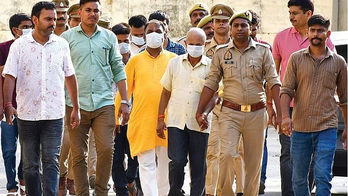 राम मंदिर चंदा चोरी के अभियुक्तों को गिरफ्तार कर ले जाती उत्तर प्रदेश पुलिस