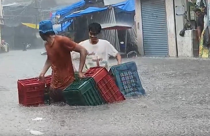 महाराष्ट्र में भारी बारिशः कई घरों में घुसा बाढ़ का पानी, जलभराव और ट्रैफिक जाम से जनजीवन अस्त-व्यस्त