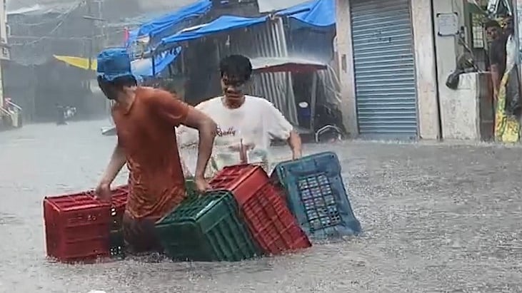 महाराष्ट्र में भारी बारिशः जलभराव और ट्रैफिक जाम से जनजीवन अस्त-व्यस्त