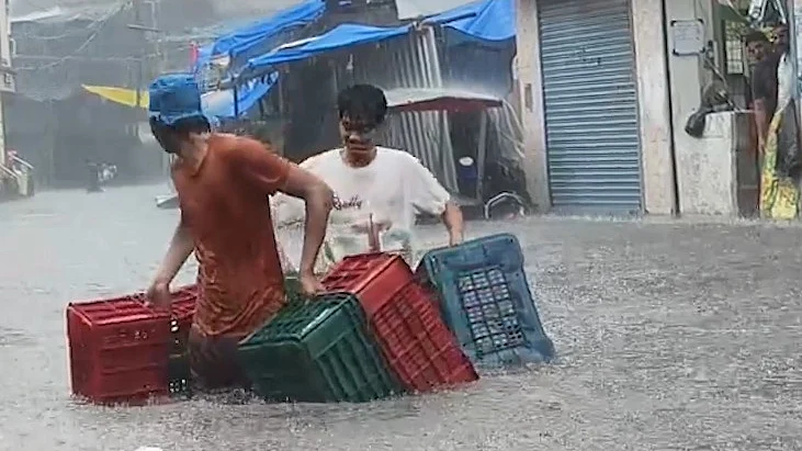महाराष्ट्र में भारी बारिशः जलभराव और ट्रैफिक जाम से जनजीवन अस्त-व्यस्त