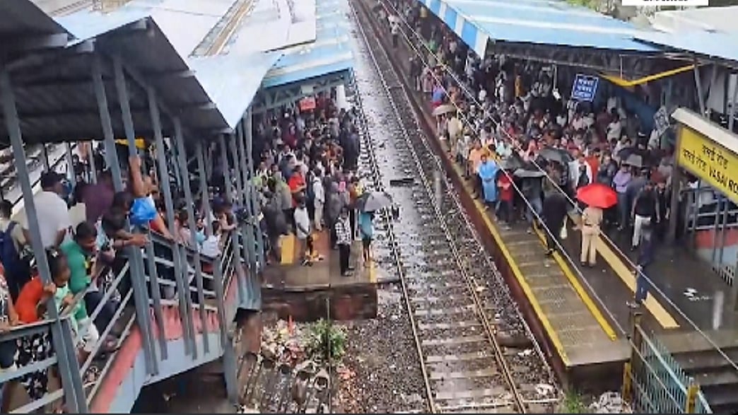 महाराष्ट्र बारिशः आसमानी आफत से पश्चिम रेलवे का परिचालन ठप, लंबी दूरी की 20 से अधिक ट्रेनें फंसीं