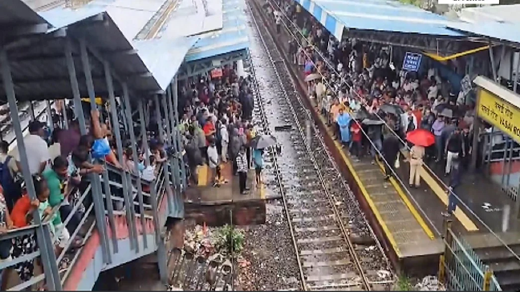 महाराष्ट्र बारिशः आसमानी आफत से पश्चिम रेलवे का परिचालन ठप, लंबी दूरी की 20 से अधिक ट्रेनें फंसीं