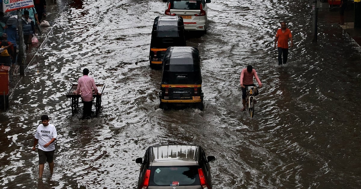 महाराष्ट्र में बारिश का कहर: मुंबई-पुणे में भूस्खलन, कई लोग मलबे में फंसे, सड़क-रेल यातायात ठप