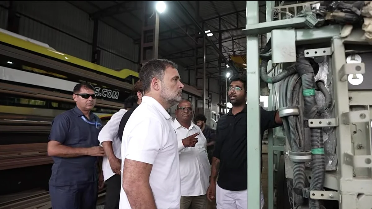 राहुल गांधी ने बस बॉडी बिल्डर्स की फैक्ट्री का दौरा किया