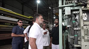 'केवल नारे बनकर रह गए हैं 'मेक इन इंडिया' और 'वोकल फॉर लोकल'', राहुल गांधी ने बस बॉडी बिल्डर्स फैक्ट्री का दौरा किया