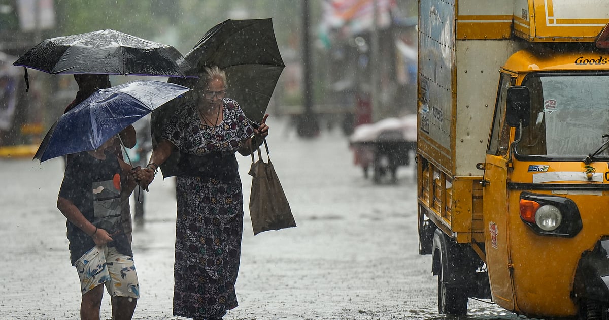 महाराष्ट्र में भारी बारिश से तबाही: सड़क, ट्रेन, प्लेन सब पर असर, 'वर्क फ्रॉम होम' की सलाह, घरों में रहने की अपील