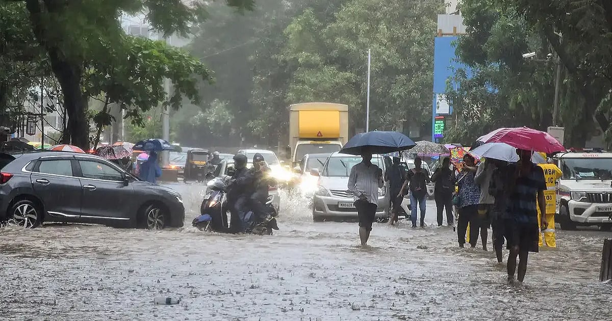 महाराष्ट्र में मूसलाधार बारिश से जनजीवन बेहाल, मुंबई में फ्लाइट-रेल सेवा प्रभावित, नासिक में मंदिर बंद