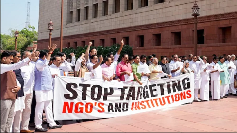 राम पुनियानी का लेखः FCRA कानून और एनजीओ, कहीं पर निगाहें, कहीं पर निशाना