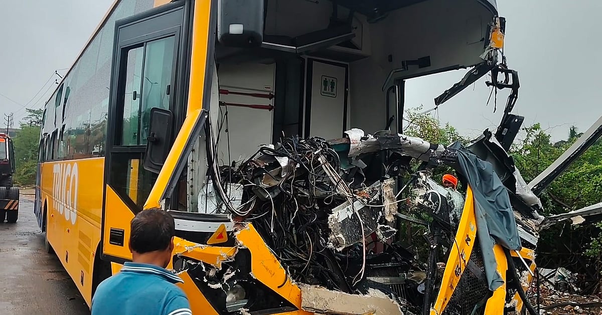 यूपी के इटावा में दर्दनाक हादसा, ट्रक से टकराई बस, ड्राइवर और कंडक्टर की मौके पर मौत, 20 से अधिक यात्री घायल