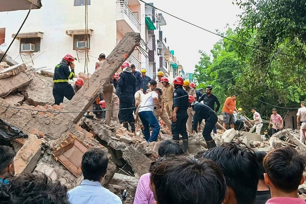 भारी बारिश के बीच दिल्ली के रोहिणी में मकान गिरा, कई लोगों के फंसे होने की आशंका, बचाव अभियान जारी