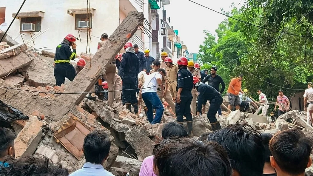 भारी बारिश के बीच दिल्ली के रोहिणी में मकान गिरा, कई लोगों के फंसे होने की आशंका, बचाव अभियान जारी