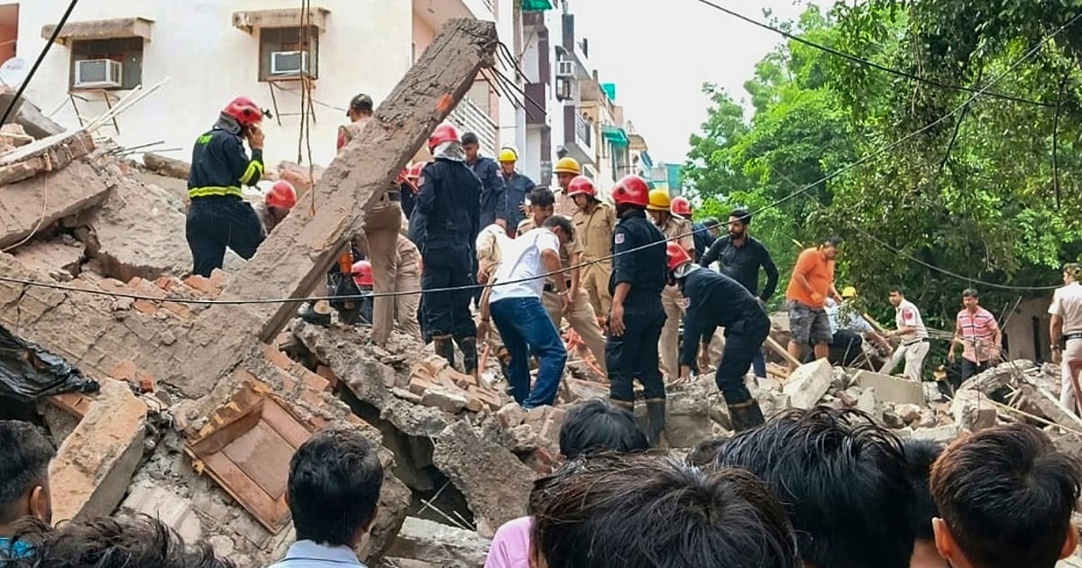 भारी बारिश के बीच दिल्ली के रोहिणी में मकान गिरा, कई लोगों के फंसे होने की आशंका, बचाव अभियान जारी