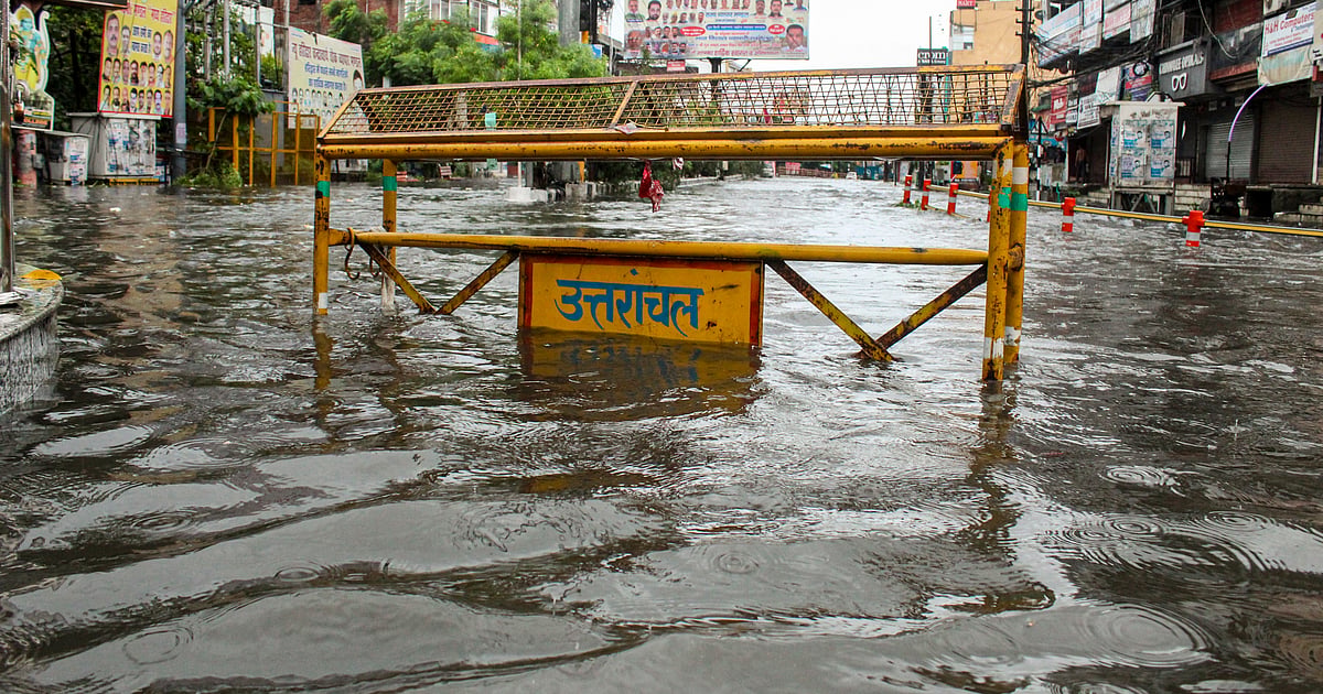 उत्तराखंड में बारिश को लेकर 'रेड अलर्ट', 7 जिलों में भारी बारिश का कहर, स्कूल बंद और 100 से अधिक सड़कें ठप!