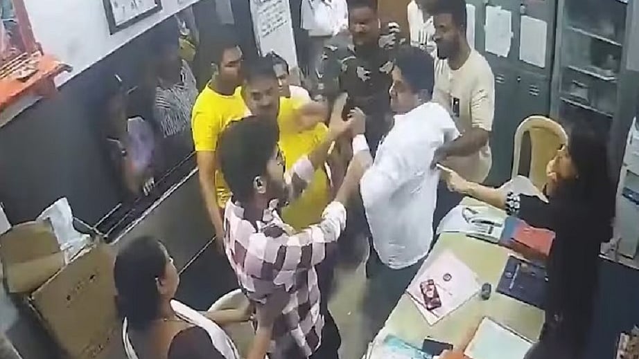 ठाणे अस्पताल में शिवसेना नेता के हमले से डरे डॉक्टर ने दिया इस्तीफा, बोले- अब शहर नहीं लौटूंगा