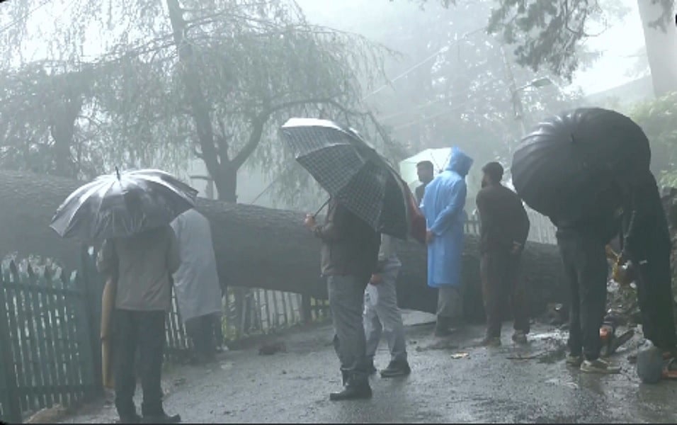 हिमाचल प्रदेशः भारी बारिश के बीच सिरमौर, सोलन में स्कूल बंद, मौसम विभाग की भूस्खलन की चेतावनी
