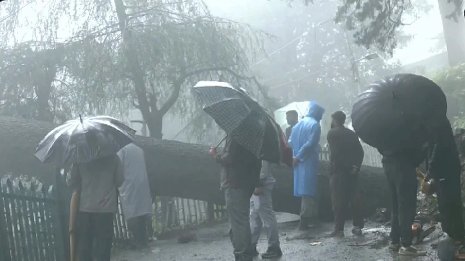 हिमाचल प्रदेशः भारी बारिश के बीच सिरमौर, सोलन में स्कूल बंद, मौसम विभाग की भूस्खलन की चेतावनी