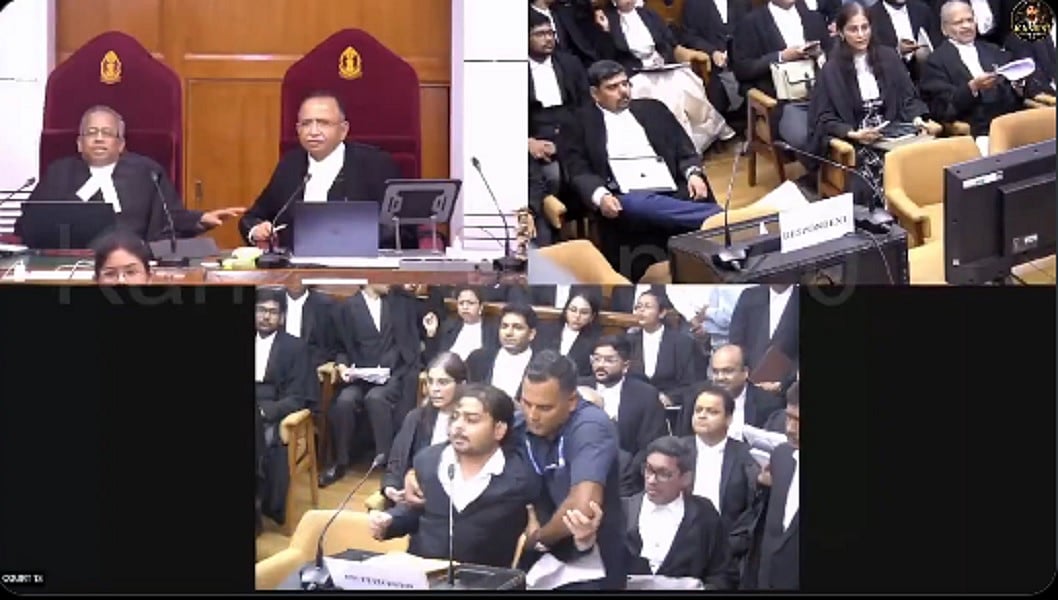 सुप्रीम कोर्ट में सुनवाई के दौरान याचिकाकर्ता ने की अभद्र टिप्पणी, फेंकी फाइल, सुरक्षाकर्मियों ने निकाला बाहर