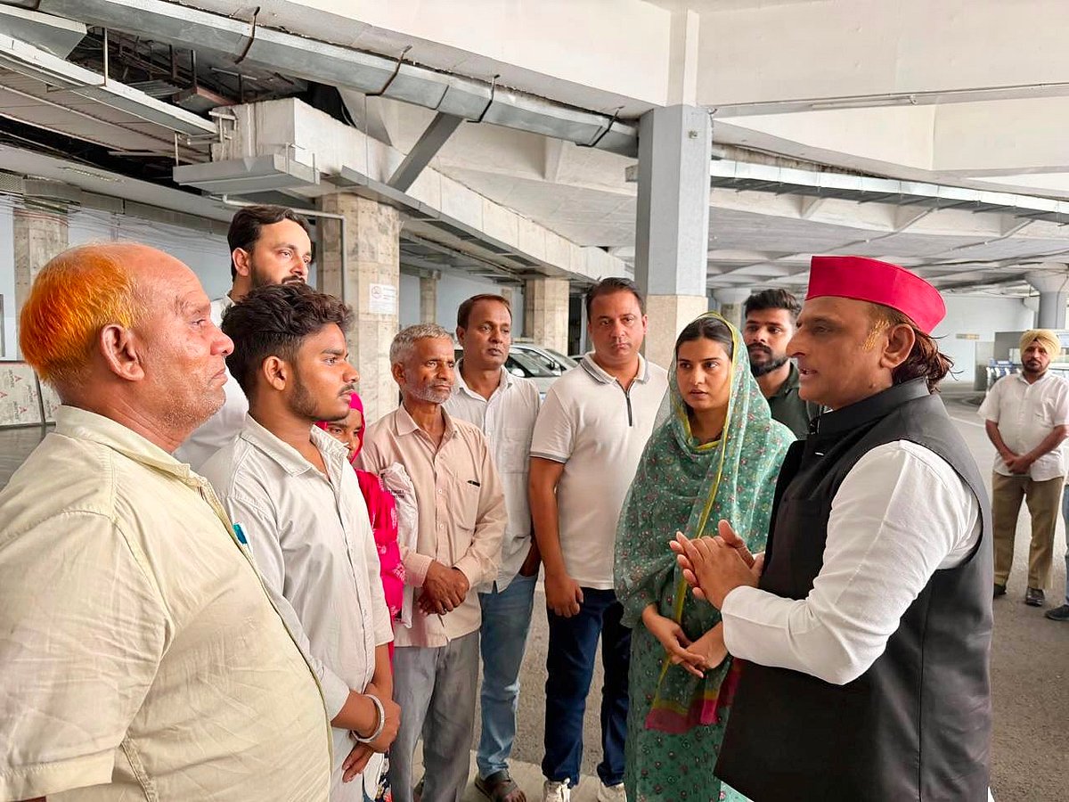 मेरठ छात्रा हत्याकांड: 'जिस राज्य का मुख्य ही महिलाओं के साथ...',  पीड़ित परिवार से मिले अखिलेश, पुलिस कार्रवाई पर उठाए सवाल