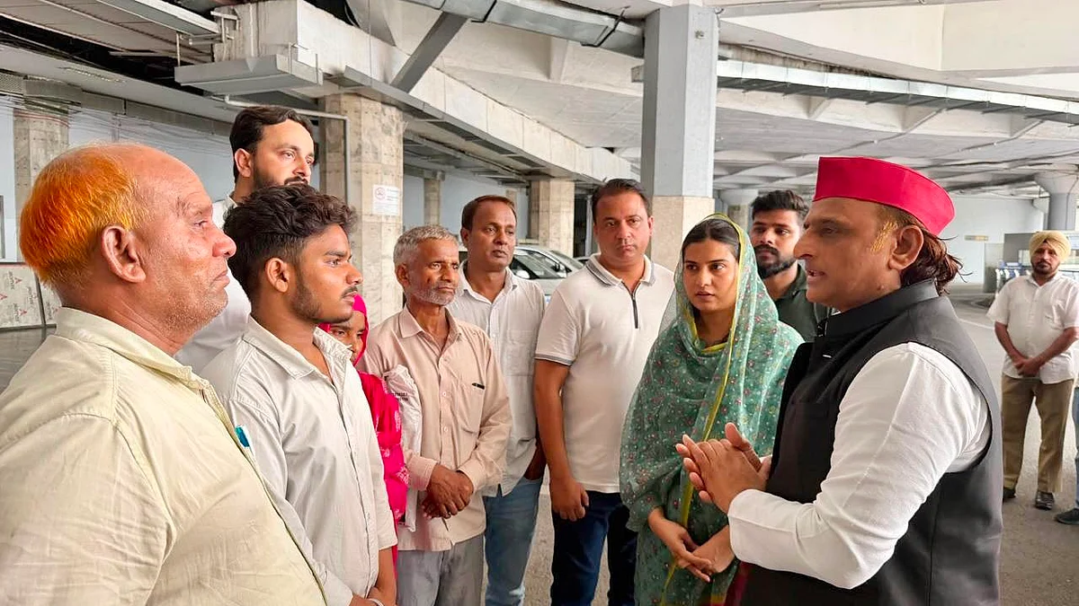 मेरठ छात्रा हत्याकांड: पीड़ित परिवार से मिले अखिलेश यादव, पुलिस कार्रवाई पर उठाए सवाल
