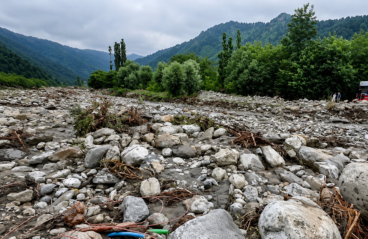 जम्मू-कश्मीर में बादल फटने से भारी तबाही, पहलगाम-बिजबेहड़ा सड़क के कई हिस्से बहे, कई इलाकों का संपर्क टूटा