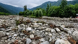 जम्मू-कश्मीर में बादल फटने से भारी तबाही, पहलगाम-बिजबेहड़ा सड़क के कई हिस्से बहे, कई इलाकों का संपर्क टूटा
