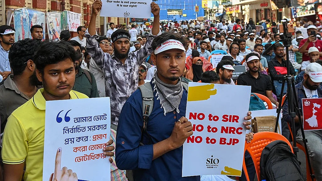 आकार पटेल : एसआईआर और जुल्म की सियासत