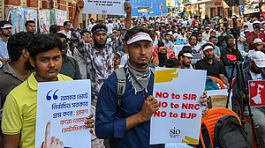 एसआईआर के खिलाफ तमाम राज्यों में लगातार विरोध प्रदर्शन हो रहे हैं (फोटो : Getty Images)