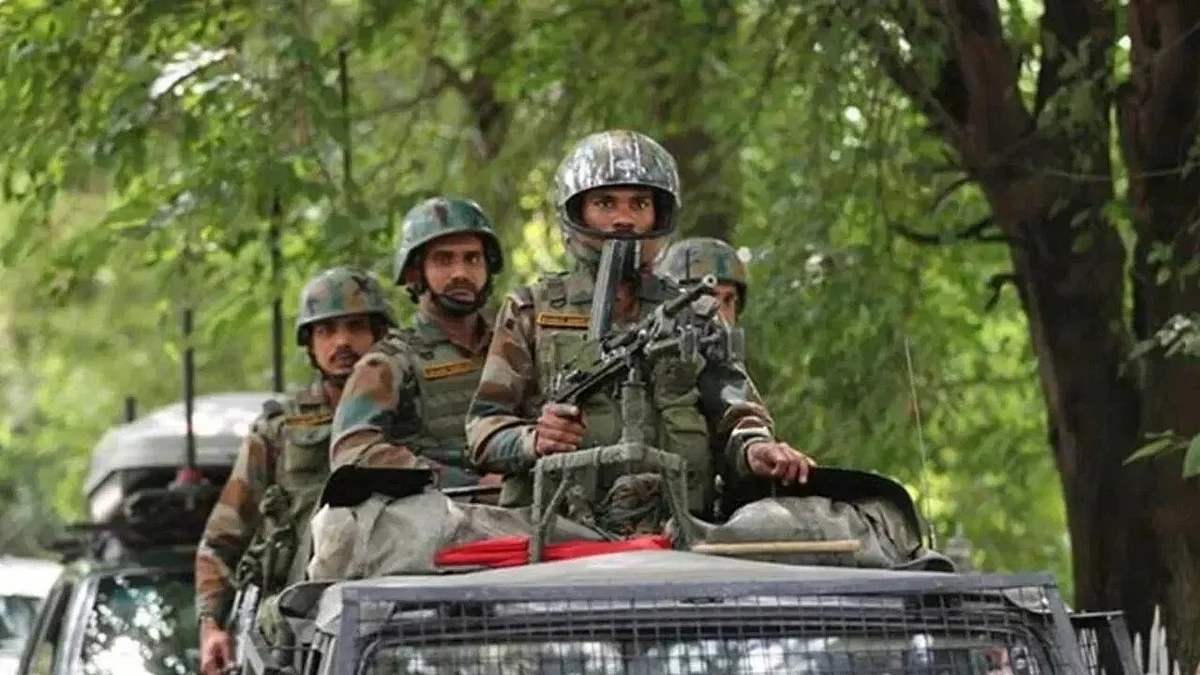 मणिपुर: सेना की गाड़ियां फूंकी, बैरक को बनाया निशाना, असम राइफल्स के शिविर में भीड़ ने की तोड़-फोड़ 