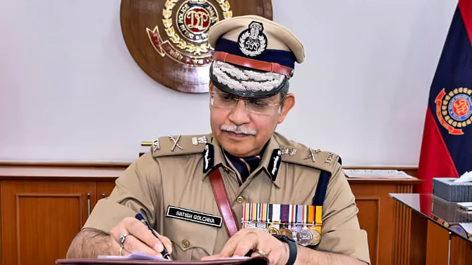दिल्ली पुलिस कमिश्नर सतीश गोलचा की छुट्टी