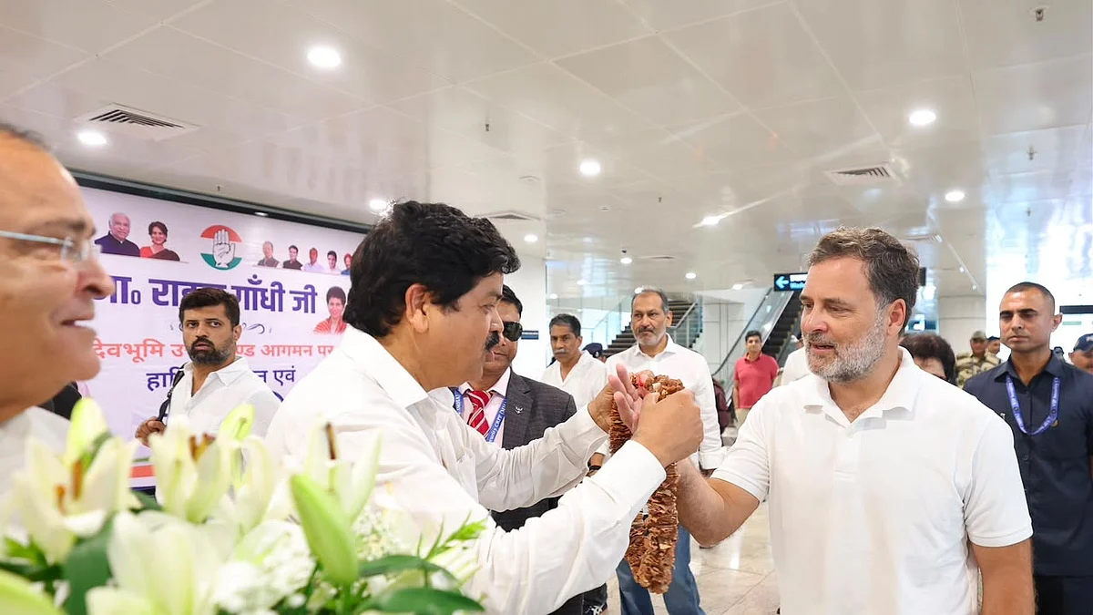 देहरादून पहुंचे राहुल गांधी, एयरपोर्ट पर हुआ भव्य स्वागत
