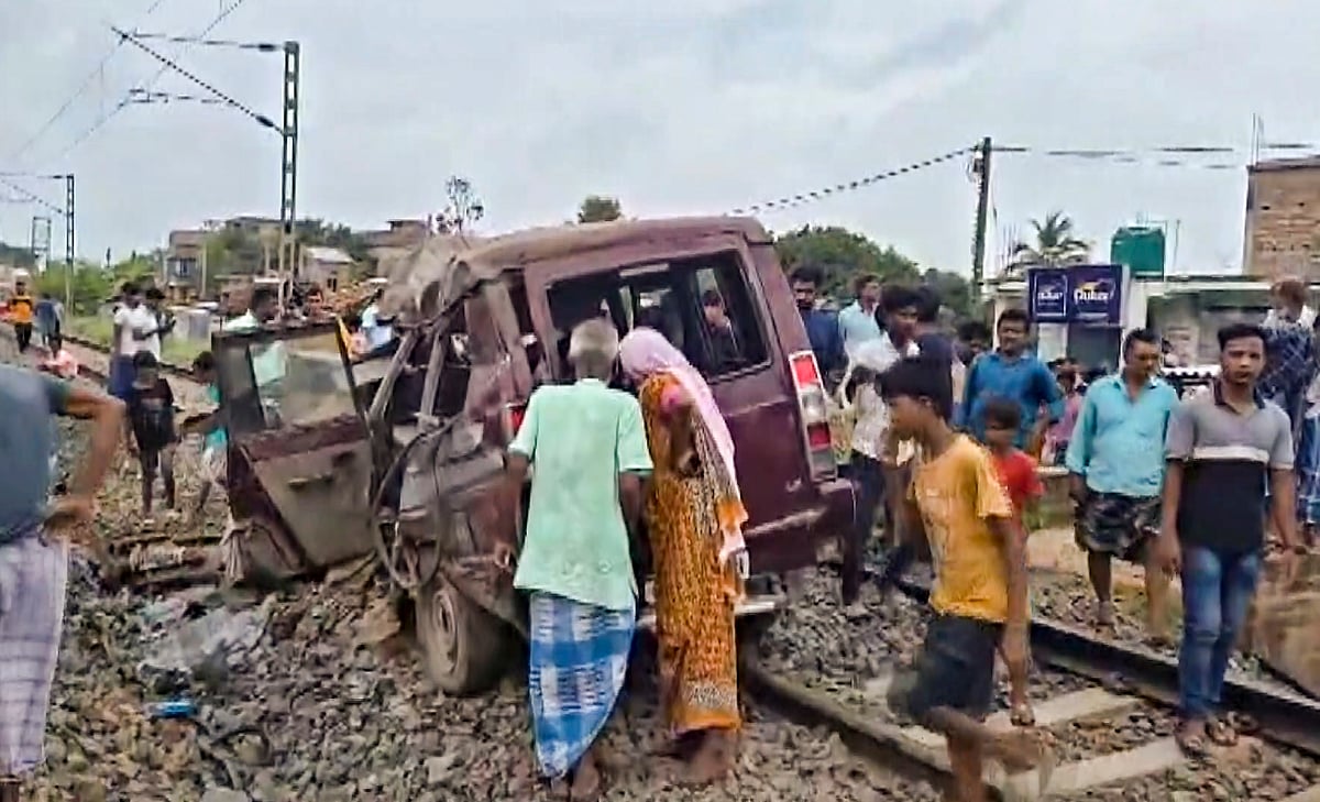 बड़ी खबर LIVE: बंगाल में भीषण हादसे में मरने वालों की संख्या हुई 5, समपार फाटक पर ट्रेन ने कार को मारी थी टक्कर