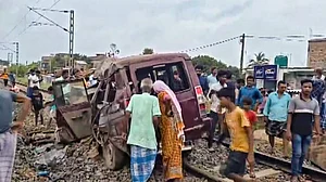 बड़ी खबर LIVE: बंगाल में भीषण हादसे में मरने वालों की संख्या हुई 5, समपार फाटक पर ट्रेन ने कार को मारी थी टक्कर