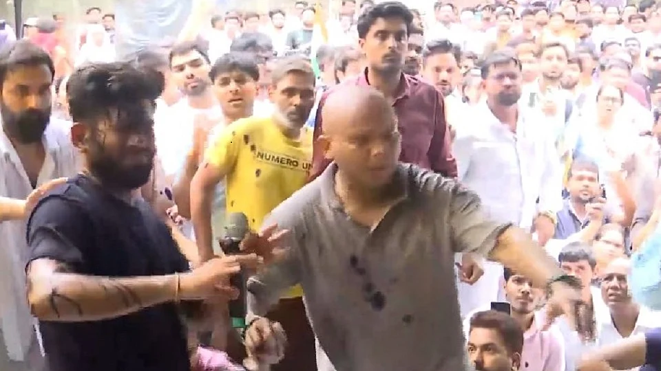 जंतर-मंतर पर सीजेपी के संस्थापक अभिजीत दीपके पर महिला ने स्याही फेंकी, धरना स्थल पर उमड़ी भारी भीड़